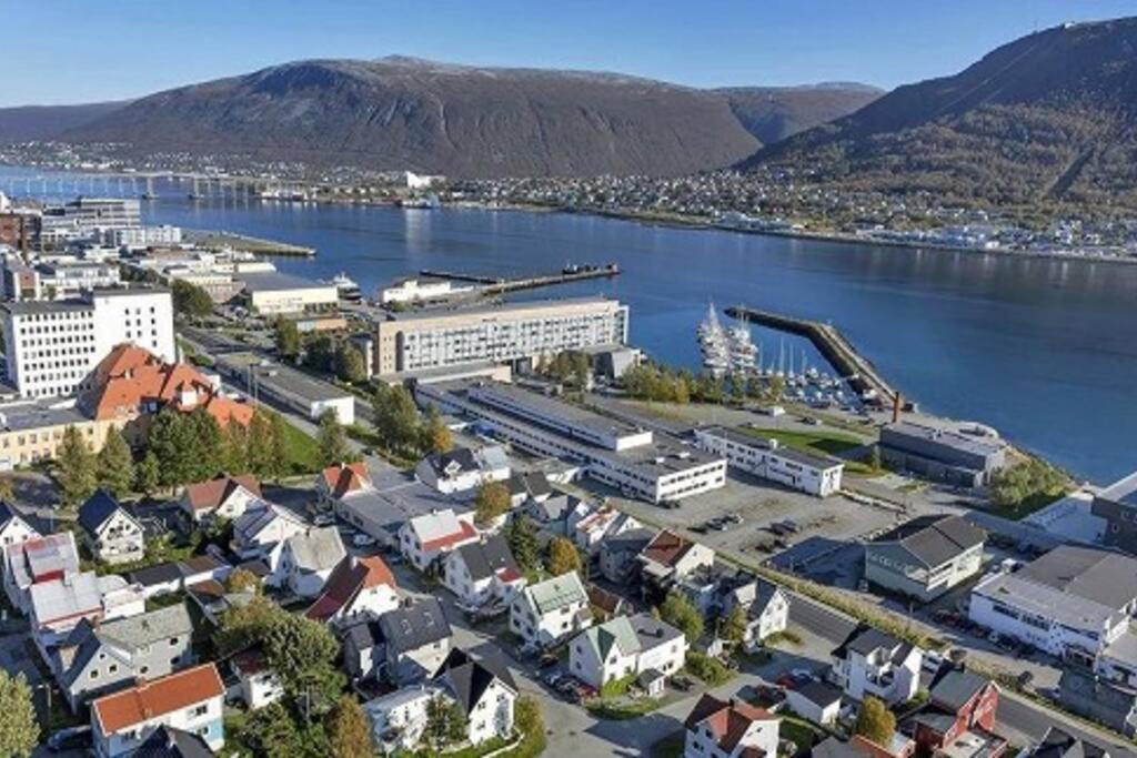 In The Heart Of The Aurora Borealis - Tromso City Extérieur photo