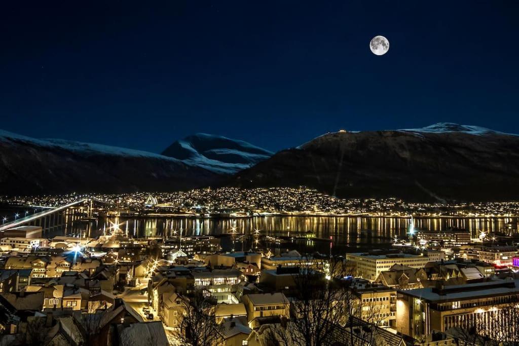 In The Heart Of The Aurora Borealis - Tromso City Extérieur photo